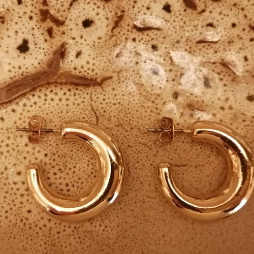 Hoop earrings used in gold color