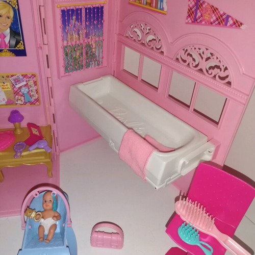Vnt Barbie doll Hause 2010 like new with many accessories