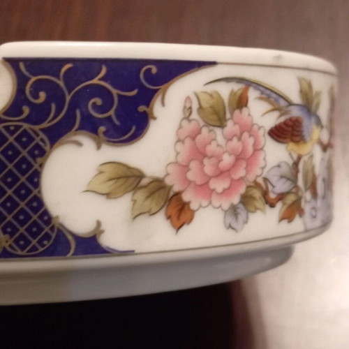 Set of 2 porcelain ashtrays like new with gold details