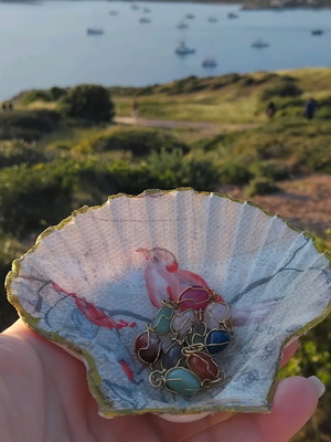 Jewelry box made of natural shell new, beige and red