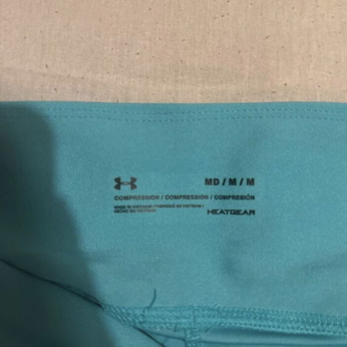 Under Armour 3/4 leggings like new, turquoise, size M