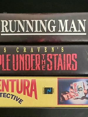 Βιντεοκασέτα VHS UK Import με The Running Man, The People Under The Stairs, Ace Ventura σαν καινούργιο