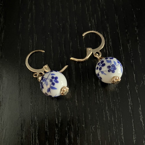 Jewelry set with ceramic beads like new, white and blue design