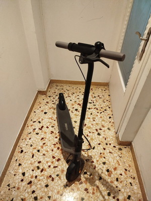 Segway E2 Electric Scooter like new, 20km/h max speed, 25km range