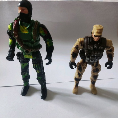 Military battle figures used in very good condition