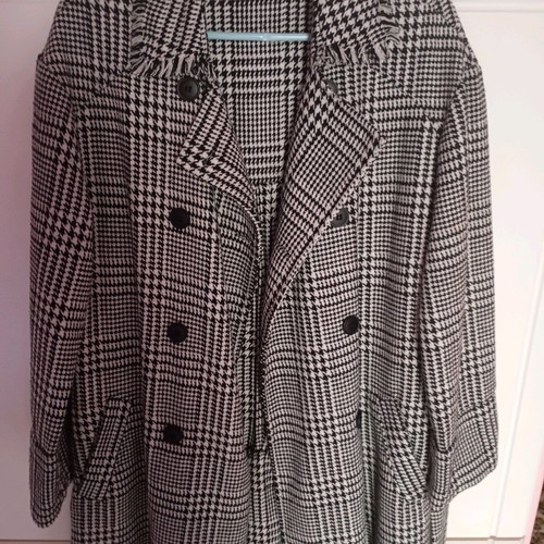 Checked coat like new, one size, black and white with buttons and belt