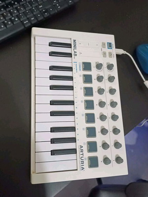 Arturia Minilab MK2 σε άριστη κατάσταση σχεδόν αχρησιμοποίητο