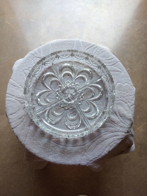 Glass serving platter like new, 22.5 cm diameter, with compartments