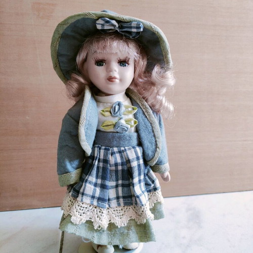 Porcelain dolls like new, set with one broken arm