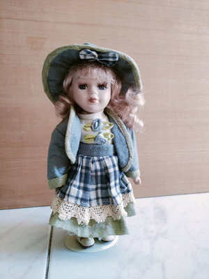 Porcelain dolls like new, set with one broken arm