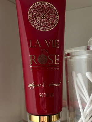 Scrub προσώπου La Vie En Rose καινούργιο, με αμύγδαλο και αργκάν 100 ml