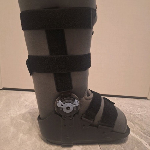 Ankle brace boot like new, size L with inflatable cushions