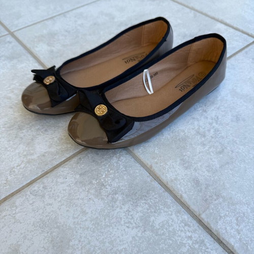 Vintage patent leather ballerinas like new, brown with black bow