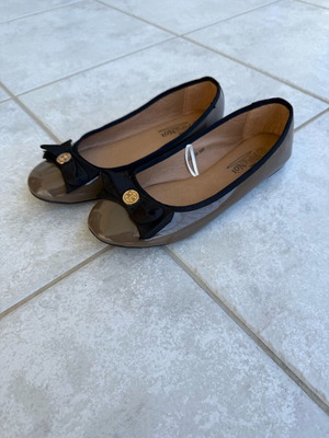 Vintage patent leather ballerinas like new, brown with black bow