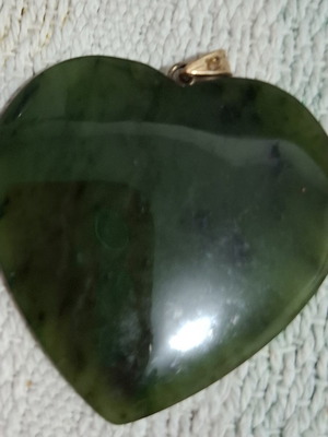 Винтидж медальон от естествен зелен нефрит сърце нов