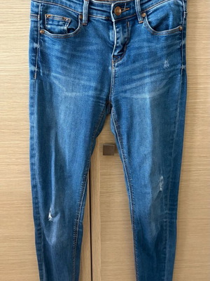 Stradivarius jeans size 34 XS like new with rips, blue
