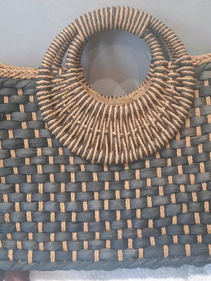 Δίχρωμη ψάθινη τσάντα αφορετη με μαύρες λεπτομέρειες