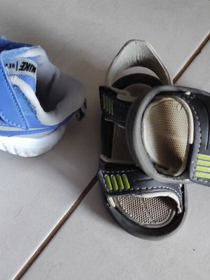 Nike trainers size 19.5 like new with free sandals