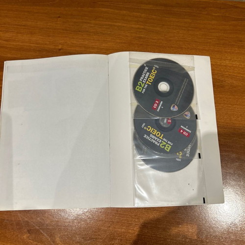 Toeic B2 Practice Exams like new, 5 CDs included