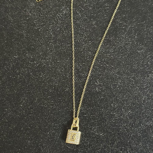Necklace like new, gold color, stainless steel