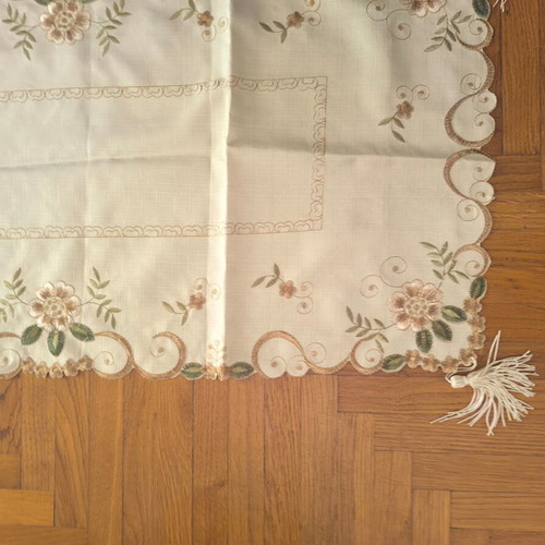 Tablecloth set like new with embroidered lace