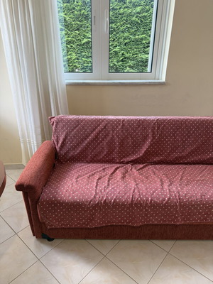 Three-seater sofa burgundy like new with storage space