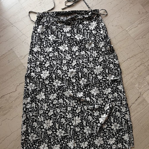 Floral skirt Sinsay size L, like new, black and white