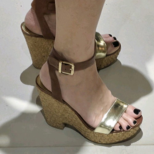Vince Camuto platform sandals like new, leather straps, size 37, gold