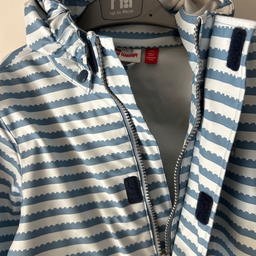Children's waterproof jacket like new for 5-6 years with removable hood