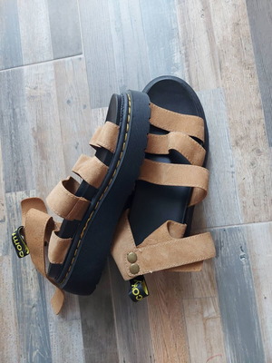 Sandals size 38 new, very comfy