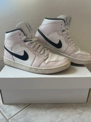 Jordan 1 Mid Light Violet like new, size 38