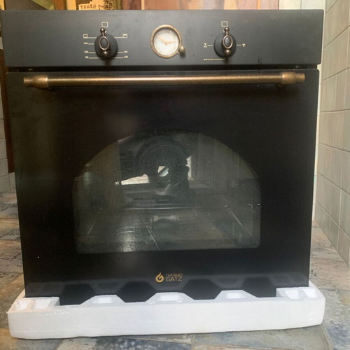 Natural gas oven like new, built-in