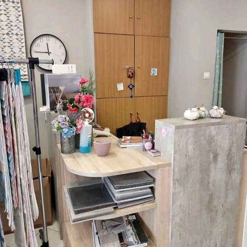 Γραφείο ρεσεψιόν σαν καινούργιο για υποδοχή με συρτάρια και ράφια