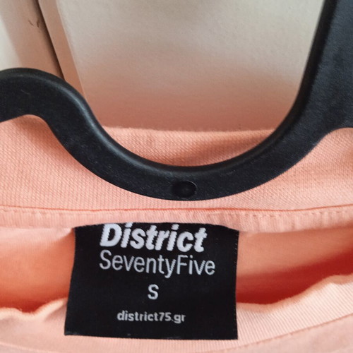 District T Shirt Small like new, multicolor