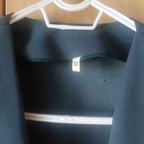 Vintage women's suit in green veraman color like new with embroidery