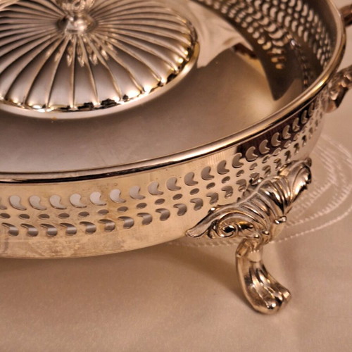 Silver-plated base with lid for Pyrex like new