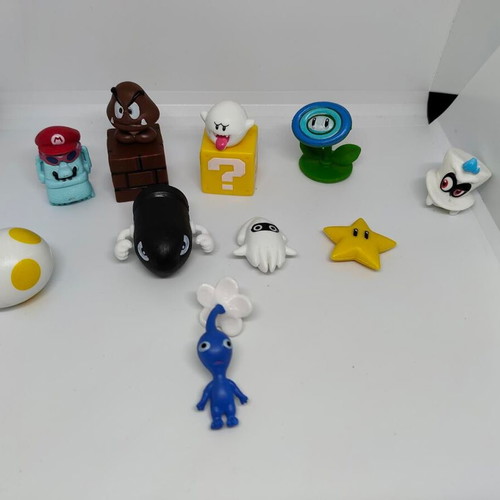 Super Mario Bros and Pikmin figure set like new, 10 pieces