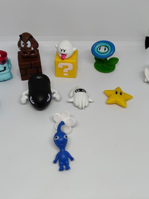 Super Mario Bros and Pikmin figure set like new, 10 pieces