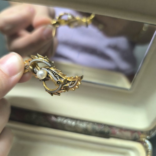 Gold brooch with pearl vintage, like new
