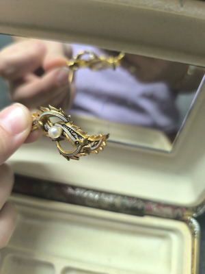 Gold brooch with pearl vintage, like new