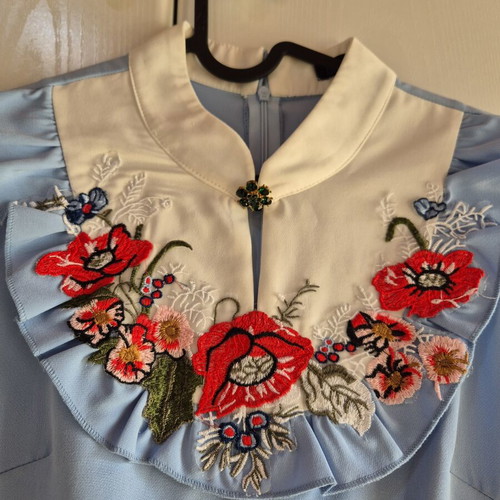 Boohoo dress like new with impressive embroidery, size M