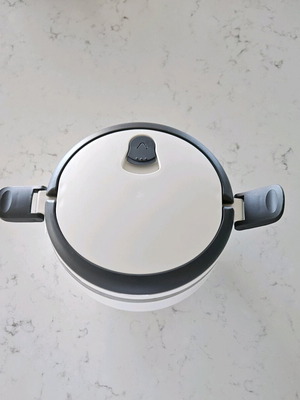 Food container like new, 14cm diameter, 5cm depth