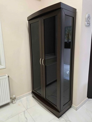 Wenge showcase with dark mirror