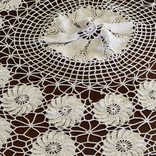 Knitted tablecloth 140 centimeters like new