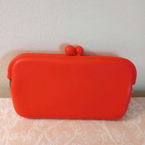 Pochi silicone bag red like new