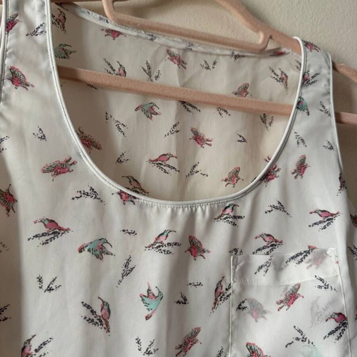 White bird print sleeveless blouse like new