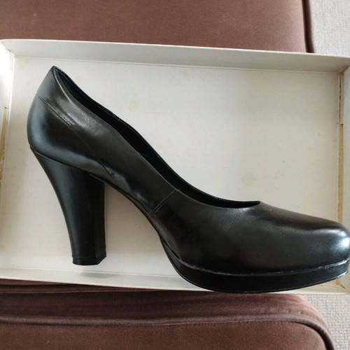 Quazi black leather pumps like new, size 41