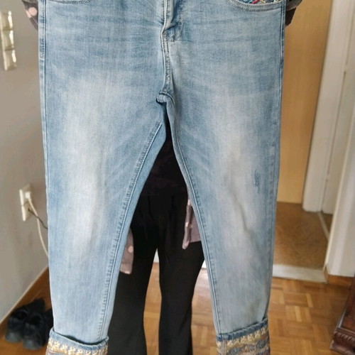 Jeans like new with nice patch design, size S