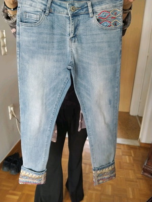 Jeans like new with nice patch design, size S