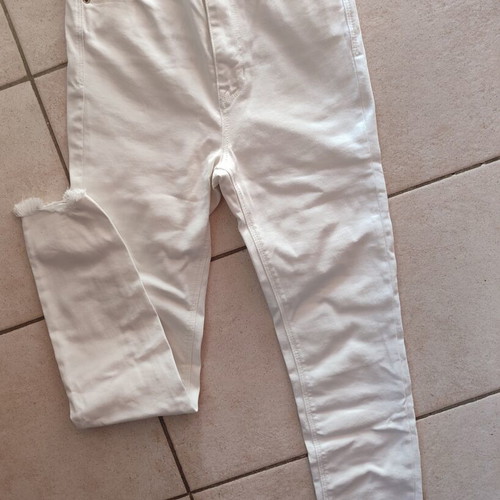 Stradivarius white high-waisted pants like new with leg rips